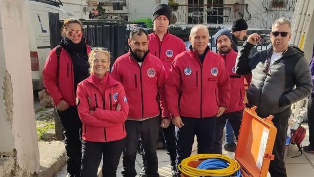 Σεισμός στην Τουρκία: Καταχειροκροτήθηκαν οι Έλληνες διασώστες στην Κωνσταντινούπολη