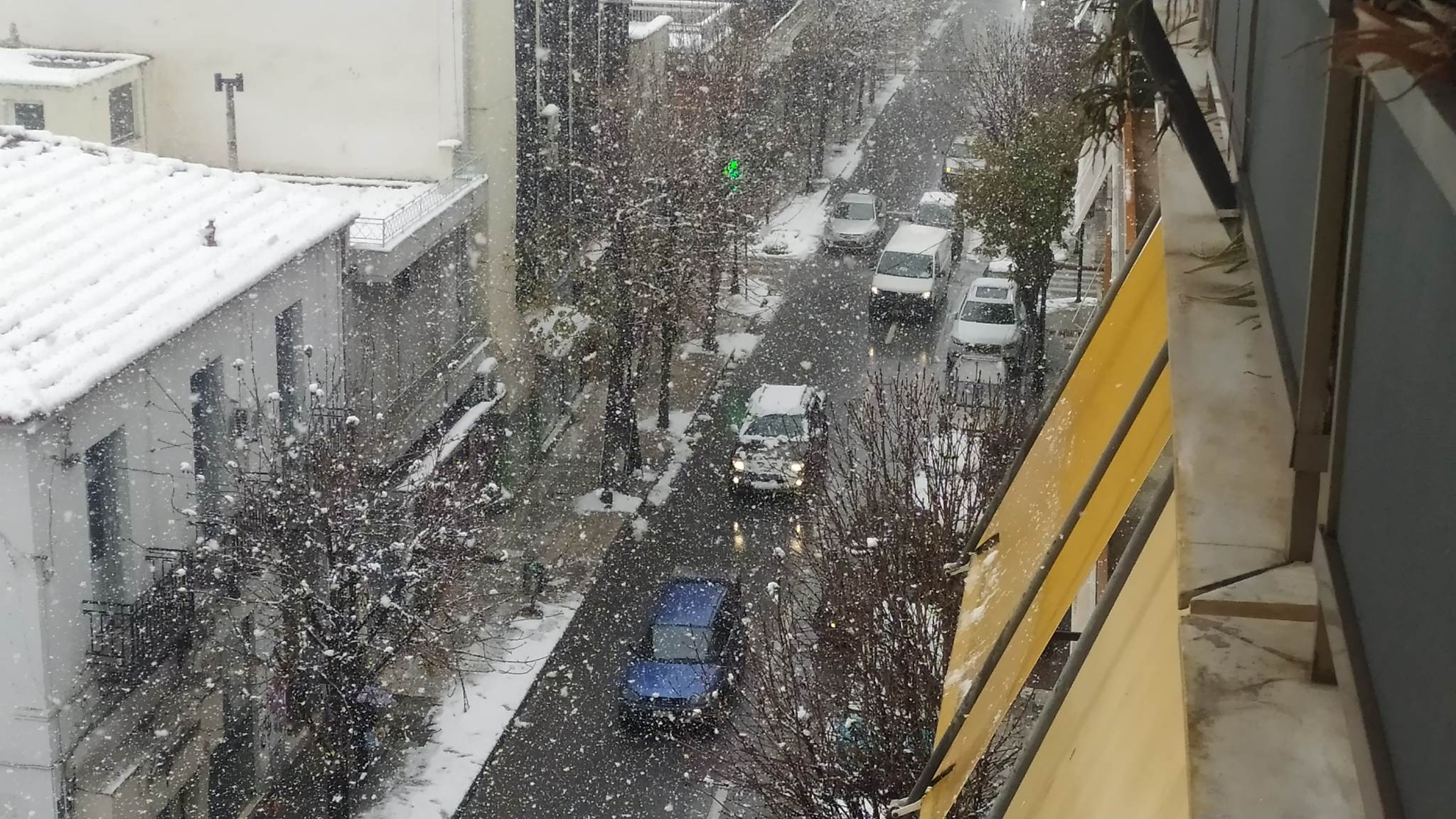 Βόλος: Χιονοκαταιγίδα με κεραυνούς «χτυπά» την πόλη