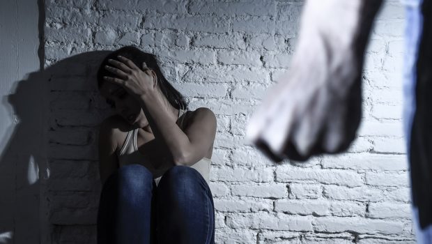 Βόλος: Συνταξιούχος αστυνομικός γρονθοκόπησε την πρώην του έξω από το αστυνομικό τμήμα