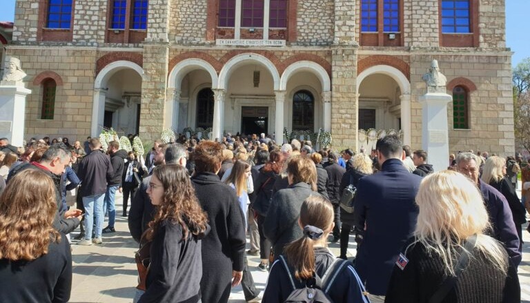 Τραγωδία Τέμπη: Θρήνος και οδύνη στην κηδεία του 21χρονου Τάσου Κουτσόπουλου (ΦΩΤΟ-ΒΙΝΤΕΟ)