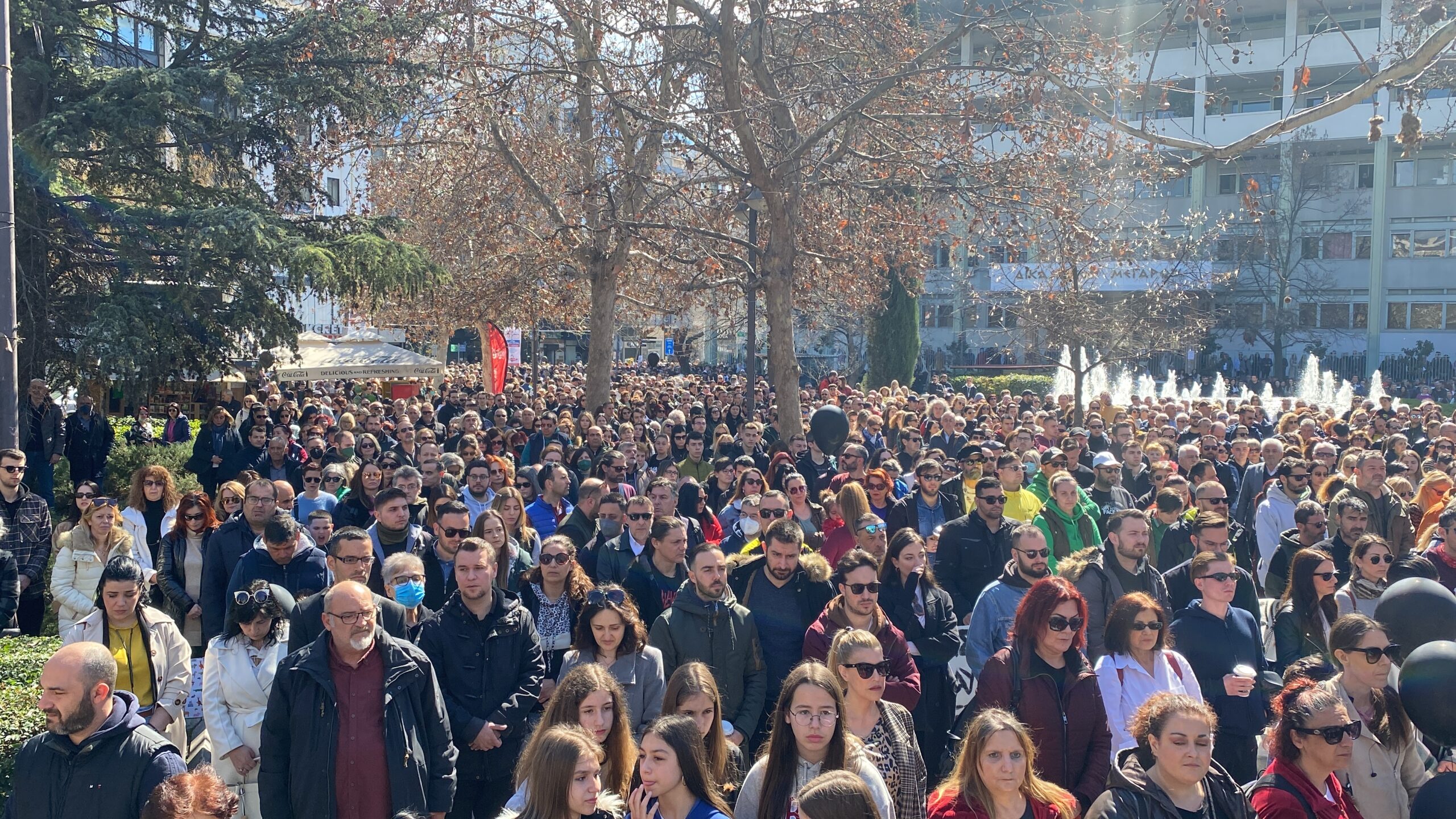 Τέμπη: Η οργή ξεχειλίζει στη Λάρισα – “Πλημμύρισε” η Κεντρική Πλατεία με διαδηλωτές όλων των ηλικιών (ΦΩΤΟ)