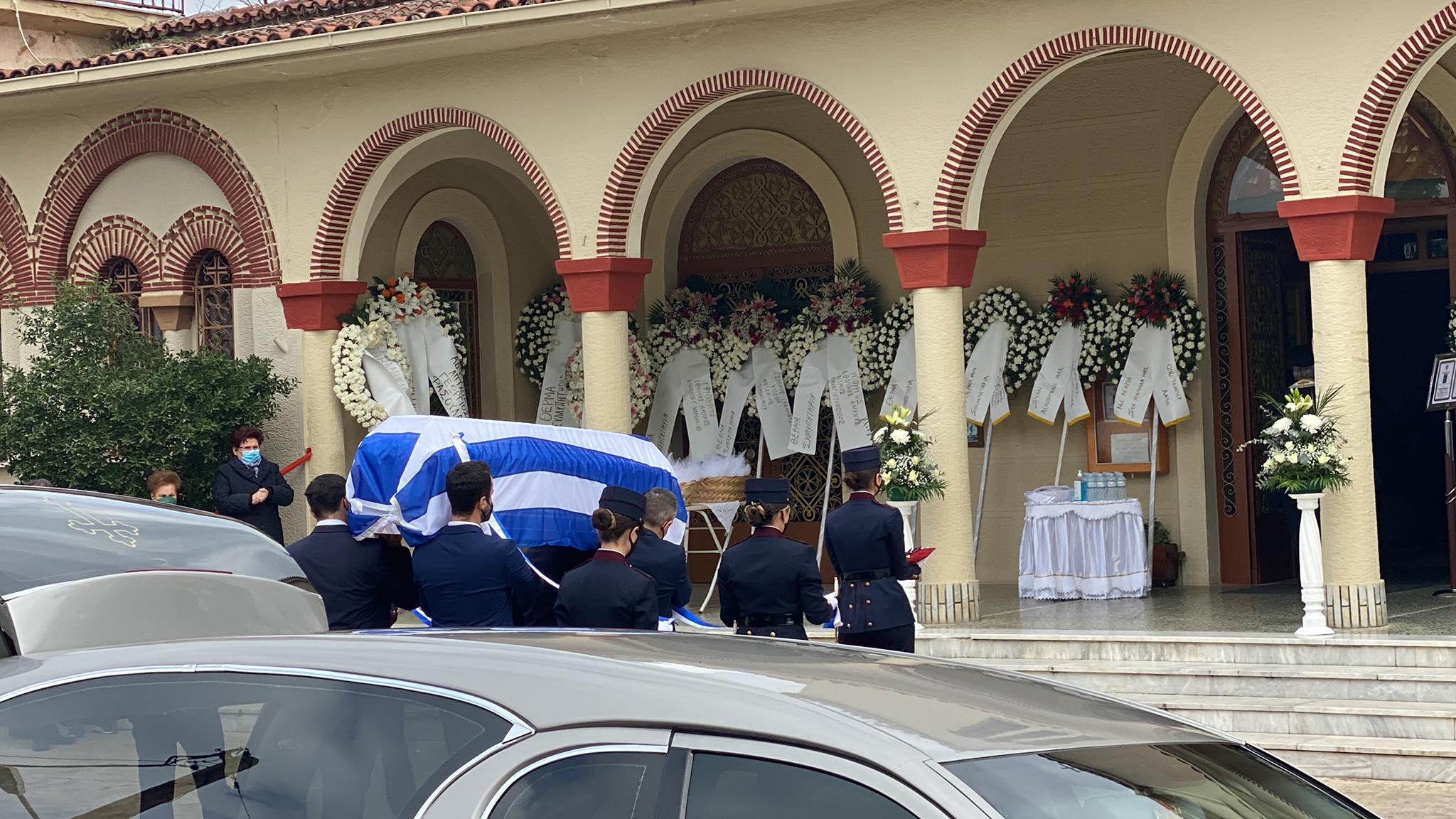 Σπαραγμός και ανείπωτος πόνος στην κηδεία της 20χρονης Κλαούντια Αλεξάνδρας Λάτα στη Λάρισα (ΒΙΝΤΕΟ – ΦΩΤΟ)