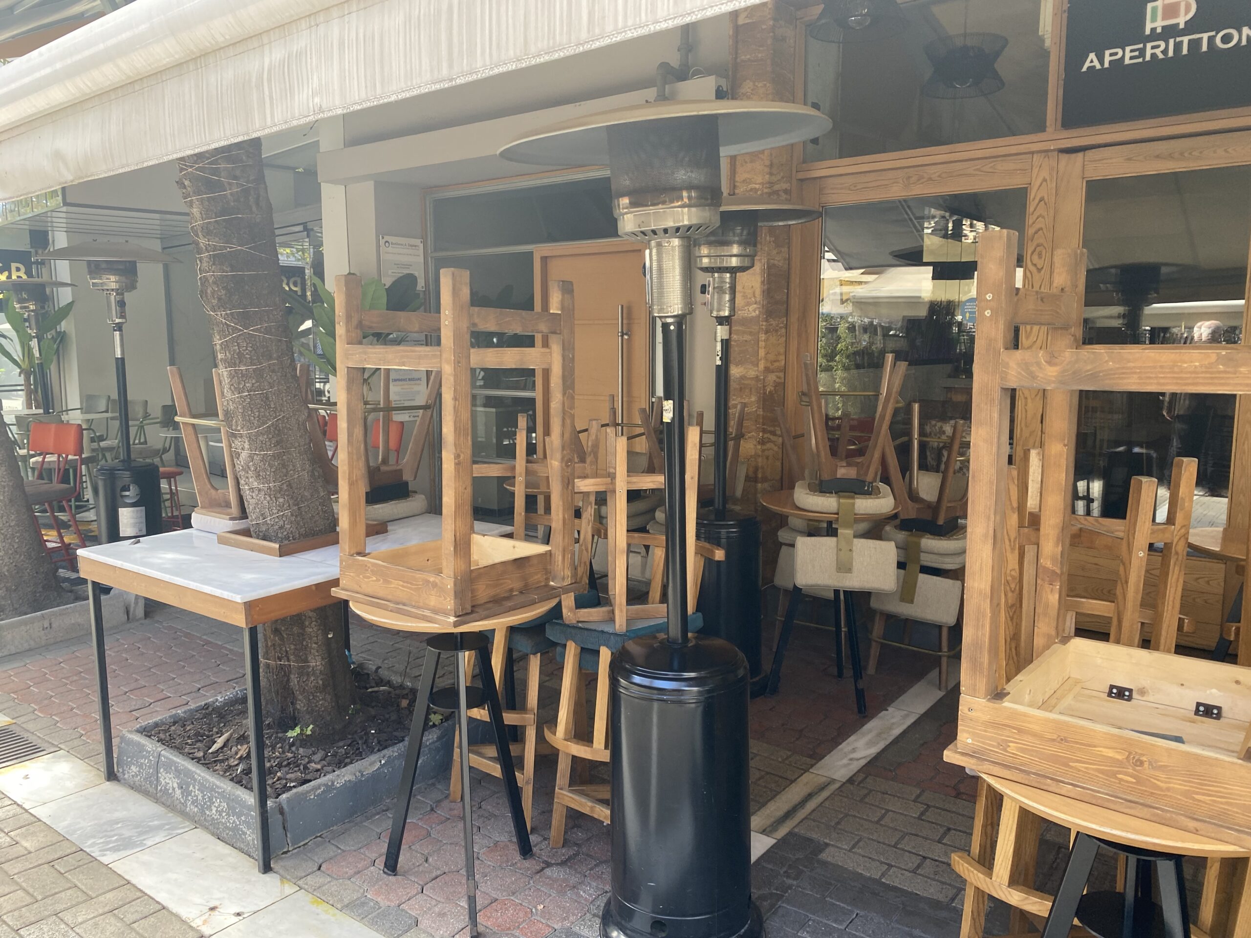 Τραγωδία στα Τέμπη: Η Λάρισα πενθεί… Κλειστά τα καφέ και τα εστιατόρια (ΦΩΤΟ)