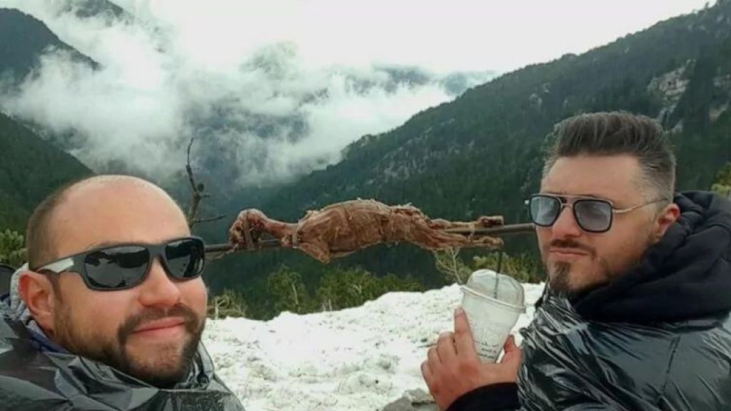 Δύο φίλοι έκαναν prive Πάσχα σουβλίζοντας αρνί στον χιονισμένο Όλυμπο (φωτο)