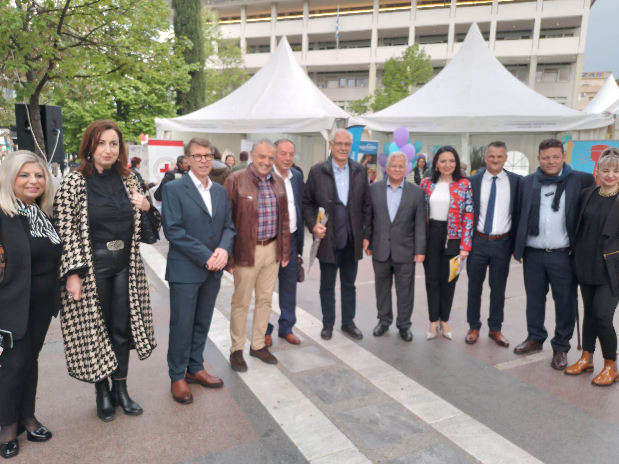 Λάρισα: ΄Ολοι μαζί μια αγκαλιά (ΦΩΤΟ)