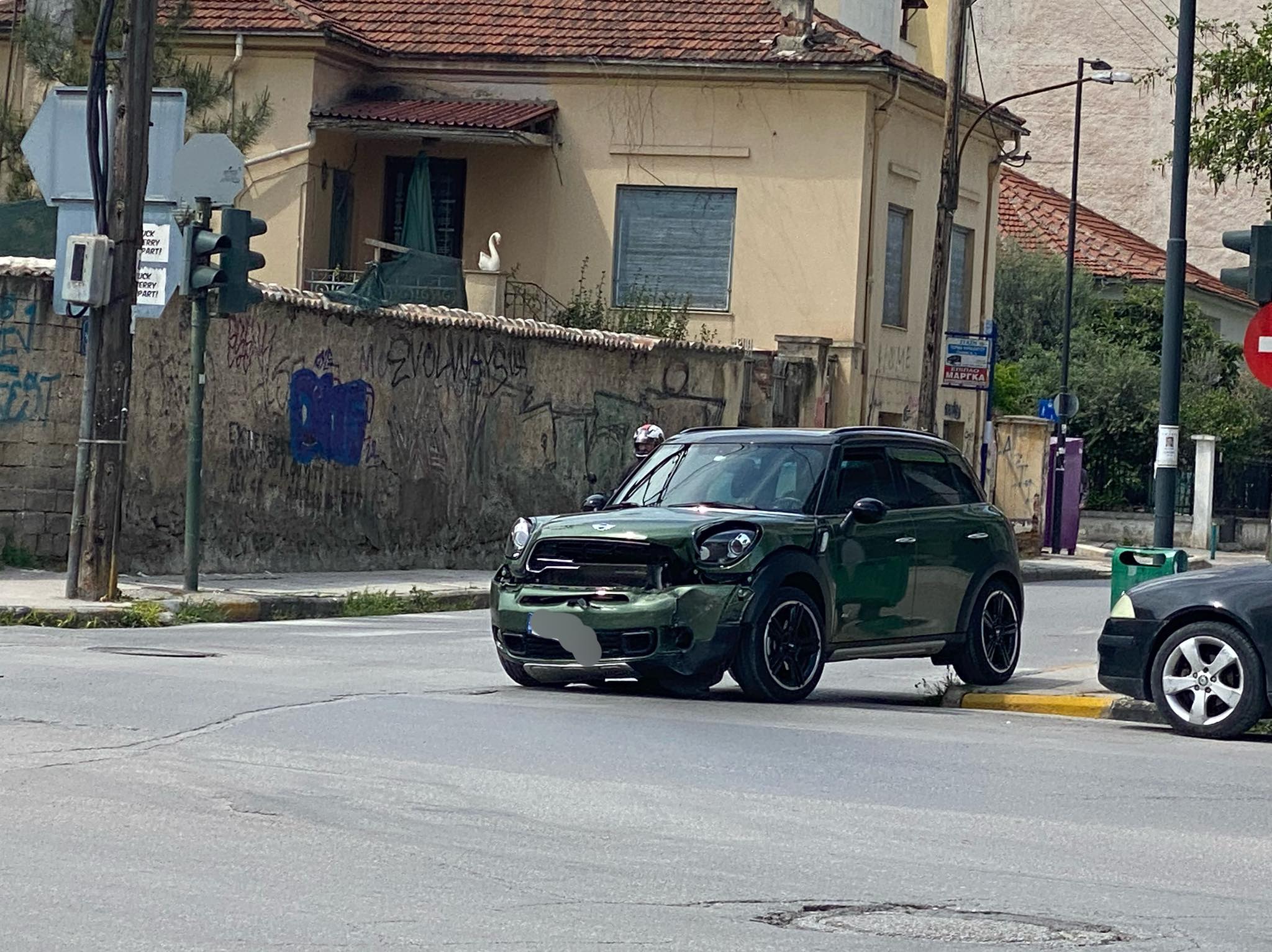 Τροχαίο με δύο αυτοκίνητα στη Λάρισα (Φώτο)