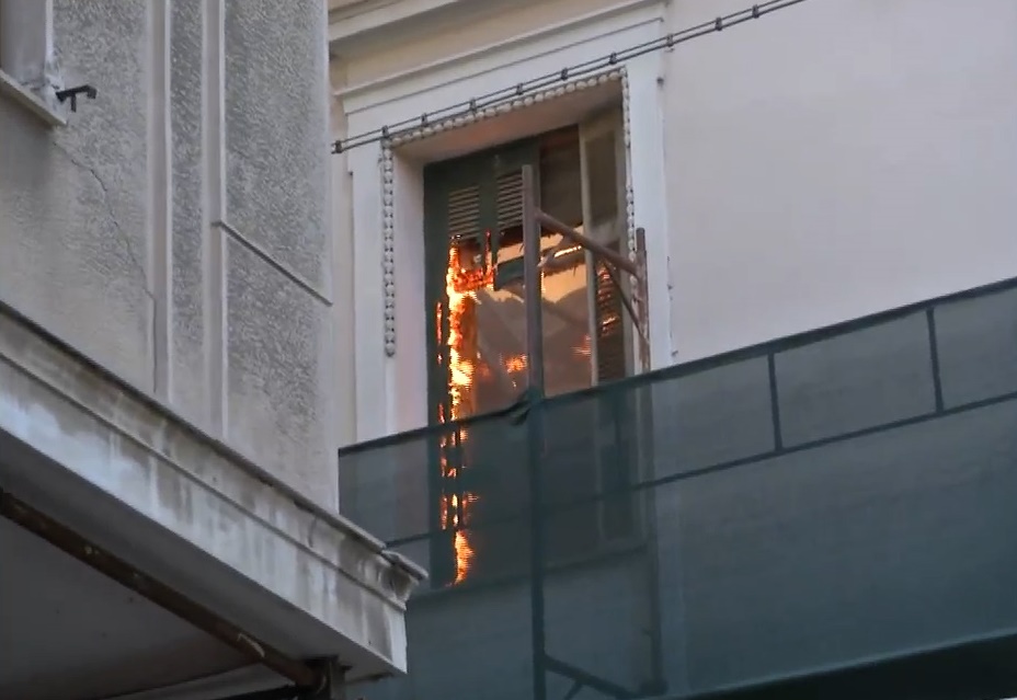 Φωτιά σε κτίριο στην Αιόλου: Φόβοι για την κατάρρευσή του – Κλειστή η Καραγιώργη Σερβίας από το Σύνταγμα