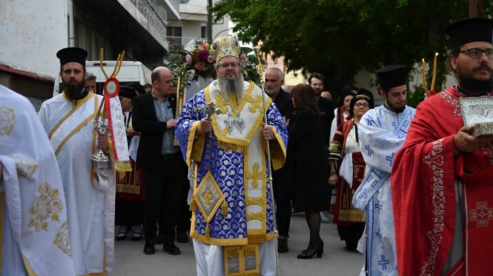 Πλήθος Λαρισαίων στη Λιτανεία της εικόνας της Ζωοδόχου Πηγής