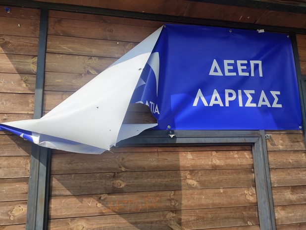 Βανδαλισμοί στο εκλογικό περίπτερο της ΝΔ στη Λάρισα - ΦΩΤΟ