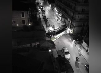 “Κόλλησε” το λεωφορείο στον Τύρναβο – Το …ξεκόλλησε η αστυνομία