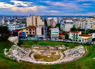 Ένα όνειρο χρονών παίρνει σάρκα και οστά. Το Αρχαίο Θέατρο Λάρισας ανοίγει την “αγκαλιά” του στο κοινό