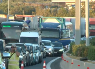 Εθνική οδός: Απίστευτη ταλαιπωρία με χιλιάδες εγκλωβισμένα οχήματα – Ανοίγει σταδιακά μετά από 8 ώρες