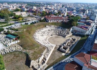 Λάρισα: Γκρεμίζονται τρία κτίρια ανατολικά του Αρχαίου Θεάτρου