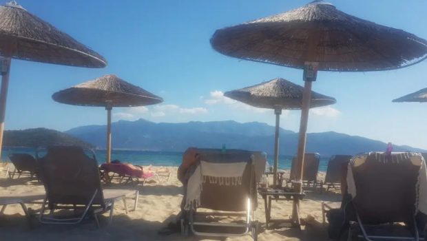 Beach bar στη Χαλκιδική: Τι απαντά ο υπεύθυνος για την καταγγελία ότι απαγόρευσαν σε μητέρα να ταΐσει το παιδί της