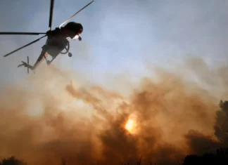 Μεγάλη φωτιά στη Σκοπιά φαρσάλων σε δύσβατη περιοχή – Επιχειρούν και επίγεια και εναέρια μέσα