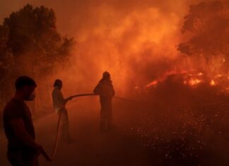 Φωτιά στην Πάρνηθα: Συγκλονιστικές μαρτυρίες κατοίκων για τη «μάχη» με τις φλόγες – «Μολών λαβέ λες με τη φωτιά»