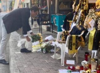 Λουλούδια στη μνήμη του Μιχάλη από τον Μ. Σχοινά – Χρέος όλων να είναι το τελευταίο θύμα αθλητικής βίας Λουλούδια στη μνήμη του Μιχάλη από τον Μ. Σχοινά – Χρέος όλων να είναι το τελευταίο θύμα αθλητικής βίας
