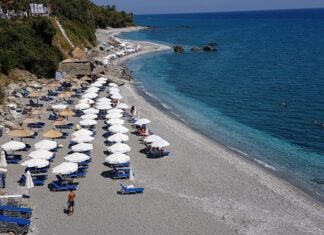 Κύμα συλλήψεων για ξαπλώστρες στα παράλια της Αγιάς – Επιστολή Γκουντάρα σε Μητσοτάκη