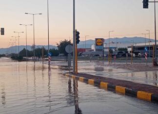 Δραματικές ώρες στη Γιάννουλη σε μια τεράστια λιμνοθάλασσα (ΦΩΤΟ)