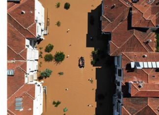 Λάρισα: Λάσπες, απογοήτευση και οργή στη Λάρισα (ΦΩΤΟ)
