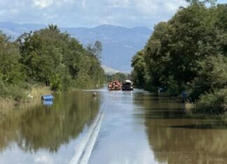 Μόνο με βάρκα η διέλευση από Κόμβο Κουλουρίου μέχρι τον Κόμβο Γυρτώνης (ΦΩΤΟ)