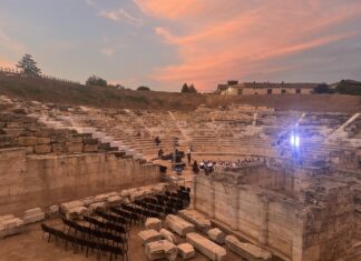Δείτε ζωντανά την ιστορική εκδήλωση στο Αρχαίο Θέατρο Λάρισας