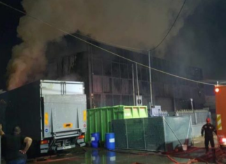 Υπό έλεγχο η φωτιά που ξέσπασε σε εργοστασιακό χώρο στον Ασπρόπυργο