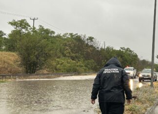 Λάρισα: Ποτάμι ο δρόμος προς το Πανεπιστημιακό Νοσοκομείο – Με μεγάλη δυσκολία η κυκλοφορία (ΦΩΤΟ)