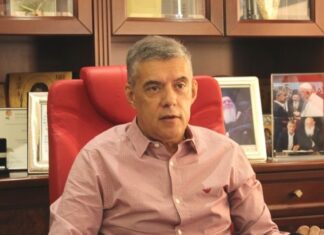 Επίθεση από εξαγριωμένους πολίτες δέχθηκε ο Κ. Αγοραστός στον Παλαμά – Απομακρύνθηκε με συνδρομή της αστυνομίας