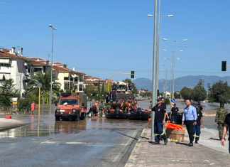 Λάρισα – Πλημμύρες: Με λέμβους στη “μάχη” των απεγκλωβισμών ο Στρατός (ΦΩΤΟ)