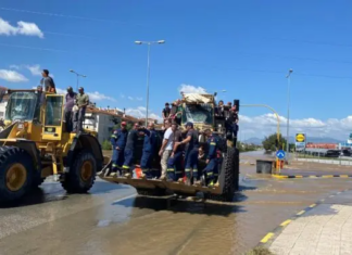 ΕΙΚΟΝΕΣ ΑΠΕΛΠΙΣΙΑΣ ΑΠΟ ΤΗΝ ΠΛΗΜΜΥΡΙΣΜΕΝΗ ΛΑΡΙΣΑ ΠΟΥ ΜΕΤΡΑ ΤΙΣ ΠΛΗΓΕΣ ΤΗΣ (Φωτορεπορτάζ)