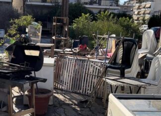 Απεγνωσμένοι κάτοικοι στη Νέα Σμύρνη Λάρισας – Όλα τα πράγματά τους στον δρόμο (ΒΙΝΤΕΟ – ΦΩΤΟΓΡΑΦΙΕΣ)