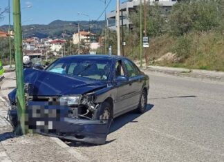 Αυτοκίνητο προσέκρουσε σε κολόνα φωτισμού στις Εργατικές Κατοικίες Γιάννουλης