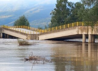 Δεν άντεξε και γκρεμίστηκε η γέφυρα στον Παλαιόπυργο Λάρισας