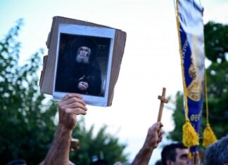 Νέες ταυτότητες: Συγκέντρωση στη Θεσσαλονίκη – «Όχι στο χάραγμα του αντίχριστου» – Κρατούν εικόνες και σταυρούς Νέες ταυτότητες: Συγκέντρωση στη Θεσσαλονίκη - «Όχι στο χάραγμα του αντίχριστου» - Κρατούν εικόνες και σταυρούς