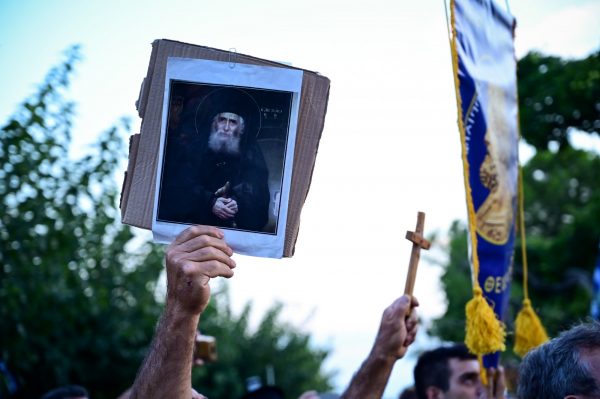 Νέες ταυτότητες: Συγκέντρωση στη Θεσσαλονίκη - «Όχι στο χάραγμα του αντίχριστου» - Κρατούν εικόνες και σταυρούς