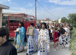Πλημμύρες -Λάρισα: Πλήθος πιστών στη λιτάνευση της εικόνας της Παναγίας στο ανάχωμα στα Ταμπάκικα (ΦΩΤΟ)