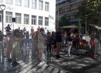 θαυμάσιες μουσικές στην Ταχυδρομείου για τους πλημμυροπαθείς από συμφωνική ορχήστρα δρόμου (ΦΩΤΟ+video)