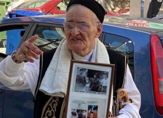 Λάρισα: Με… παραδοσιακή ενδυμασία και γκλίτσα στην κάλπη (ΦΩΤΟ)