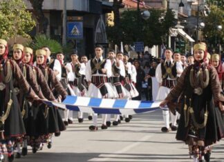 Πλούσιο φωτορεπορτάζ από την μαθητική και στρατιωτική παρέλαση στη Λάρισα