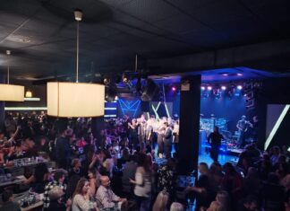 Η Λάρισα άνοιξε την αγκαλιά της για την μικρούλα – Το αδιαχώρητο στο Caramela Live (VIDEO & ΦΩΤΟ)