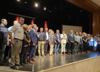 Σε ένα πλήθος κόσμου που γέμισε ασφυκτικά την αίθουσα του Δημοτικού Ωδείου Λάρισας ο υποψήφιος Περιφερειάρχης κ. Δημήτρης Κουρέτας (ΦΩΤΟ)