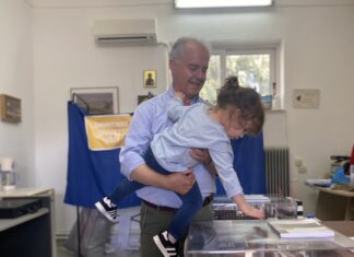 Στην ιδιαίτερη πατρίδα του, την Ελάτεια του Δήμου Τεμπών άσκησε το εκλογικό του δικαίωμα ο δήμαρχος Τεμπών κ. Γιώργος Μανώλης, συνοδευόμενος από την οικογένειά του και την εγγονή του