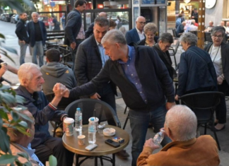Μαζί… Βόλτα Αγοραστού με Μαμάκο στο κέντρο της Λάρισας (ΦΩΤΟ)