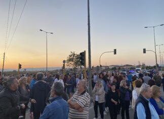 Λάρισα: Διαμαρτυρόμενοι κάτοικοι των εργατικών κατοικιών έκλεισαν συμβολικά τον δρόμο – ΦΩΤΟ