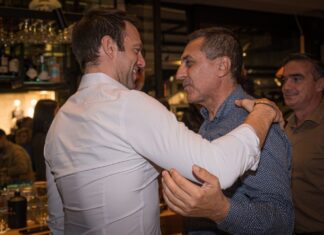 Σφηνάκια, σέλφι και χαλαρή διάθεση για τον Κασσελάκη στη Λάρισα – φωτο