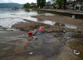 Σπίτια στα λασπόνερα, μούχλα, υγρασία και μολυσματικές ασθένειες στα πλημμυρισμένα