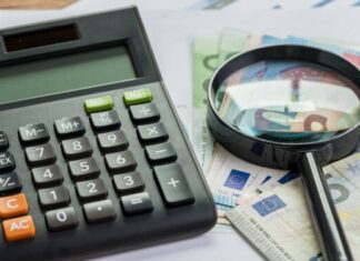 Ξεκινούν οι διαγραφές οφειλών προς την Εφορία – Οι προϋποθέσεις και ποιοι μένουν εκτός της ρύθμισης