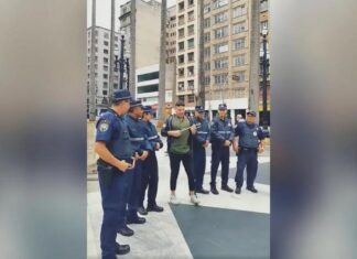 Viral το βίντεο με Λαρισαίο: Έδωσε το μπαγλαμαδάκι του σε Βραζιλιάνα αστυνομικό στο Σάο Πάολο: “Αχ το νυχάκι σου αυτό το κόκκινο…”