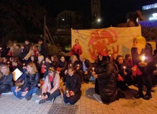Εκδήλωση με συμβολισμούς και καθιστική διαμαρτυρία στη Λάρισα ενάντια στις γυνακοκτονίες (ΦΩΤΟ – ΒΙΝΤΕΟ)